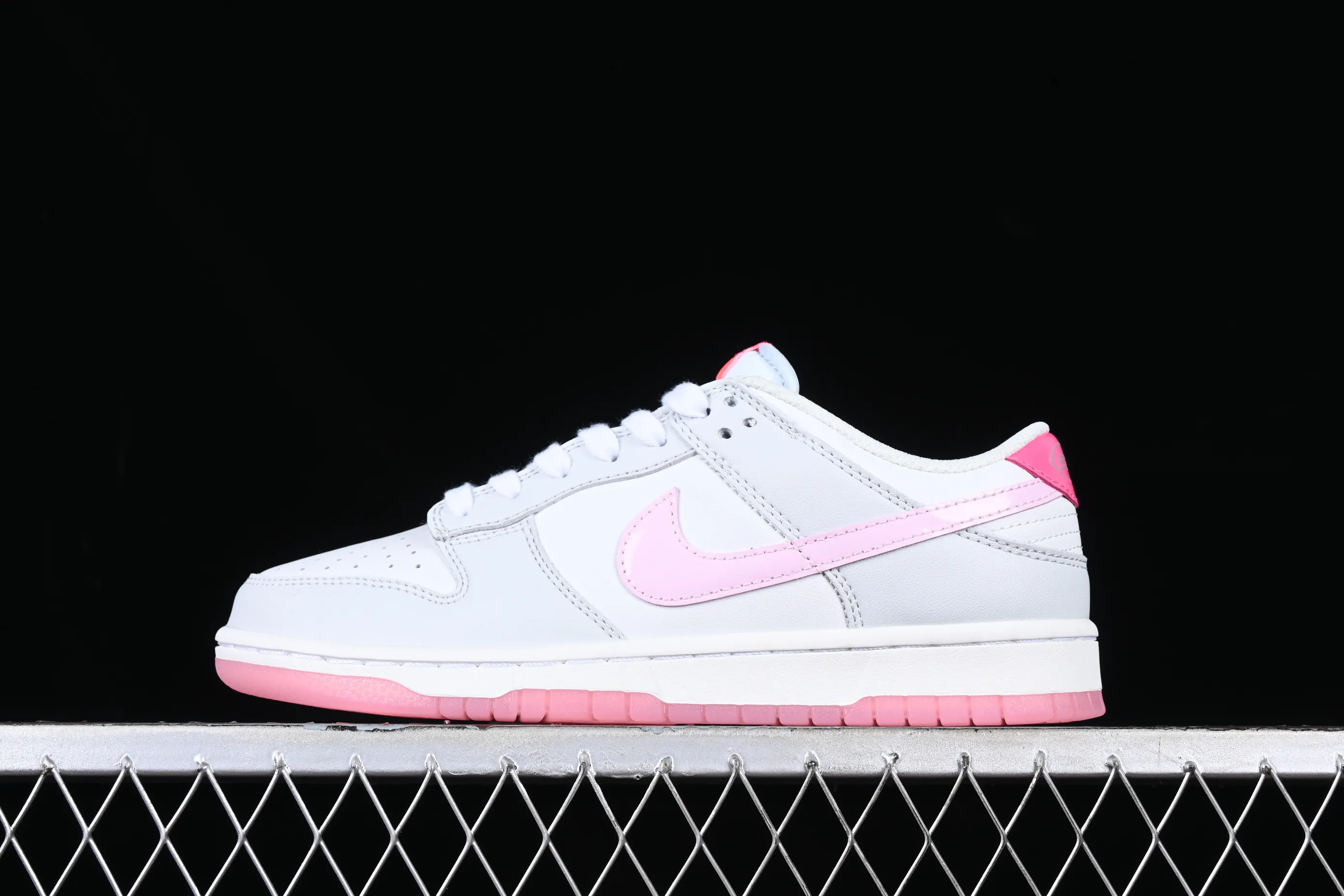 All categories Nk SB Dunk series Nk SB Dunk Low low-top sneakers F version Nk SB Dunk Low "520" Valentine's Day limited SB low-top sports and leisure sneakers FN3451-161